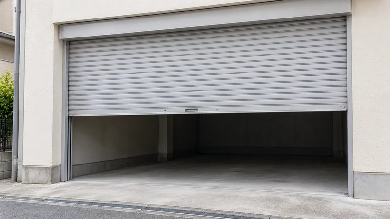 半分ほど開いた手動のガレージシャッターのイメージ