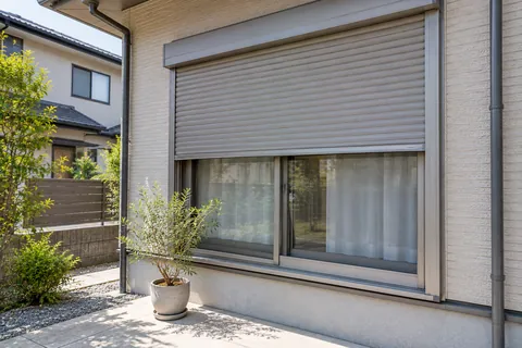 途中で止まって半分閉まった住宅の窓の電動シャッター（イメージ）