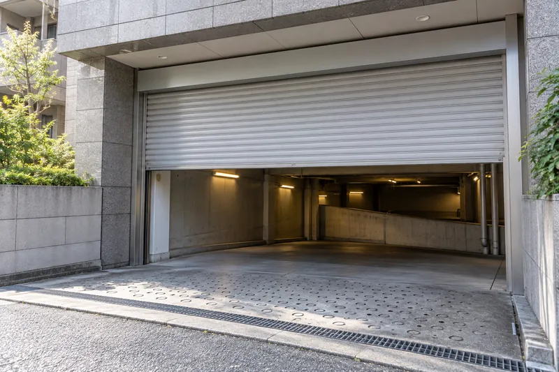 マンションの駐車場の出入口に付いている電動シャッター（イメージ）