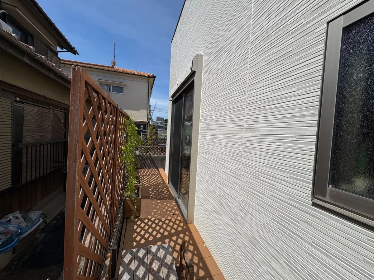 窓シャッターのある住宅の側面（作業当日）