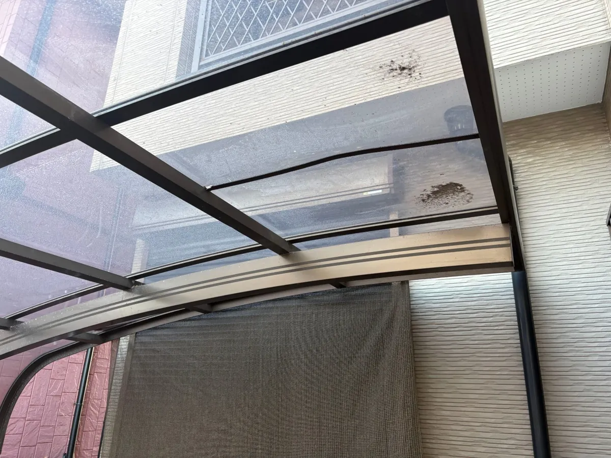 窓シャッターの上にかかるカーポートの屋根(現地調査時)