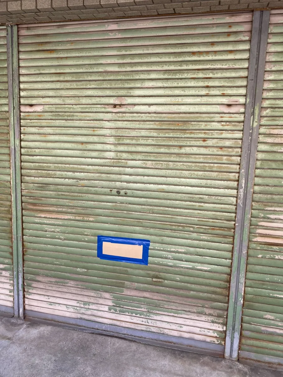 大阪市中央区の建物入口の古い手動シャッター