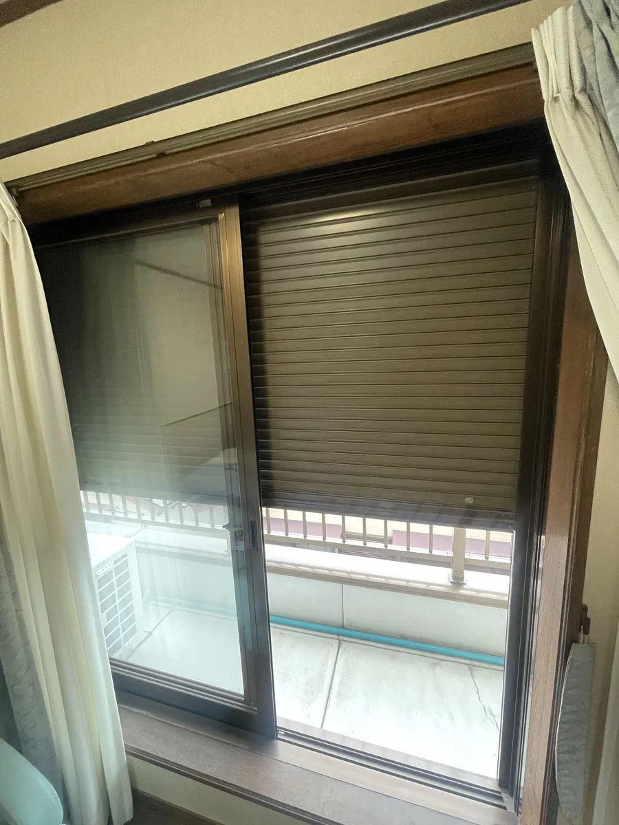室内から見た窓のシャッター(現地調査時)