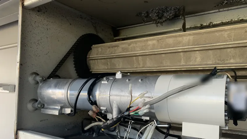 足立区の事業所で交換した、電動シャッターの新しい開閉機。工事完了報告の写真