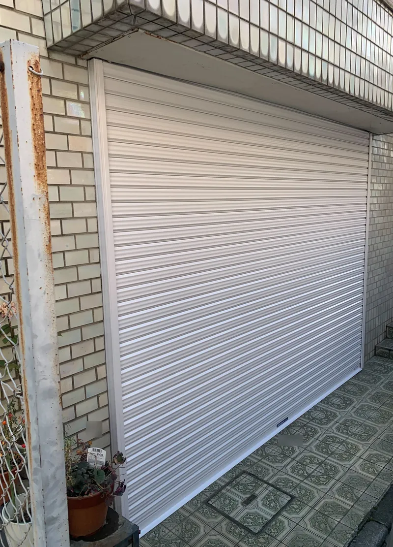 荒川区の住宅ガレージで交換した、新しい電動シャッター（閉めた状態）