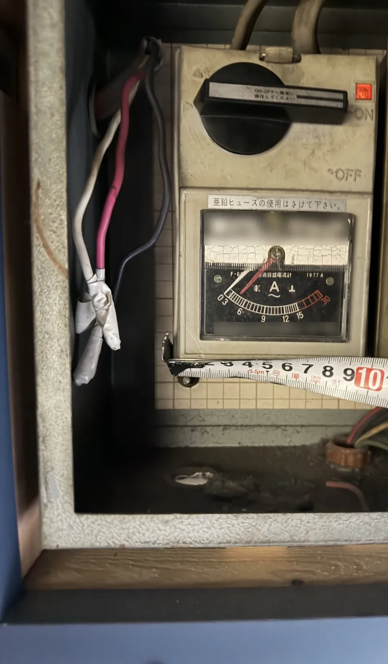 荒川区の会社入口の電動シャッターの電源まわり（配電盤）を確認した写真