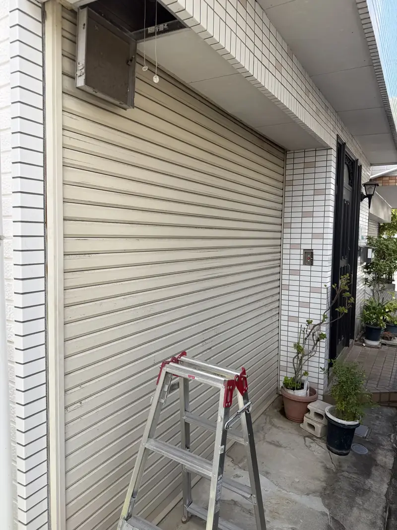 江戸川区で乱巻き修正を行った電動ガレージシャッターの作業時の様子
