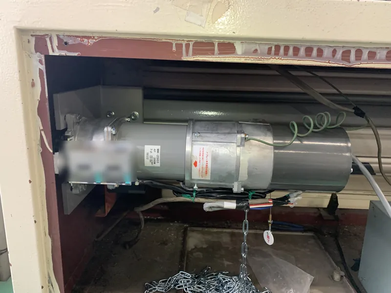 江戸川区の倉庫で交換した、電動シャッターの新しい開閉機。工事完了報告の写真