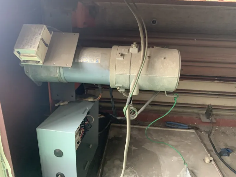 江戸川区の倉庫で、交換前の電動シャッターの開閉機を写した写真