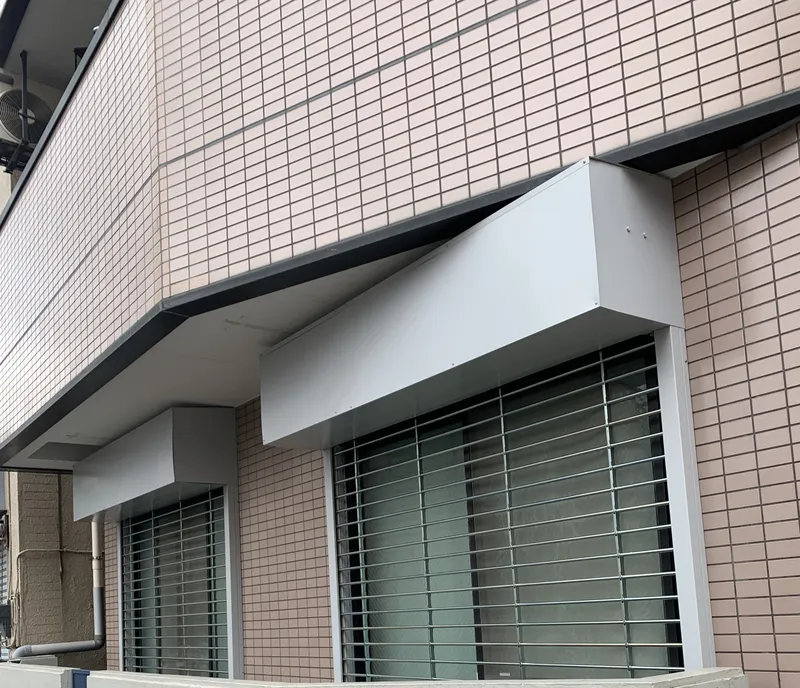 江戸川区の住宅の掃き出し窓2か所に新しく取り付けた格子タイプのシャッター。工事完了報告の写真