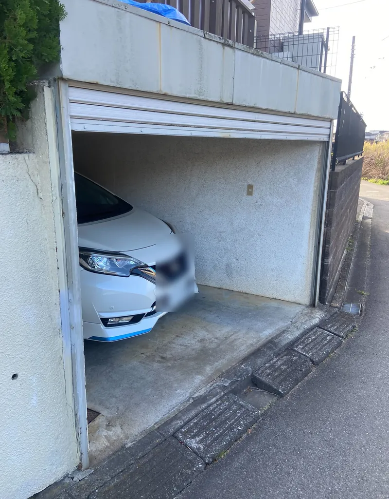 船橋市の車庫で、交換前の軽量電動シャッター（半分ほど開けた状態）