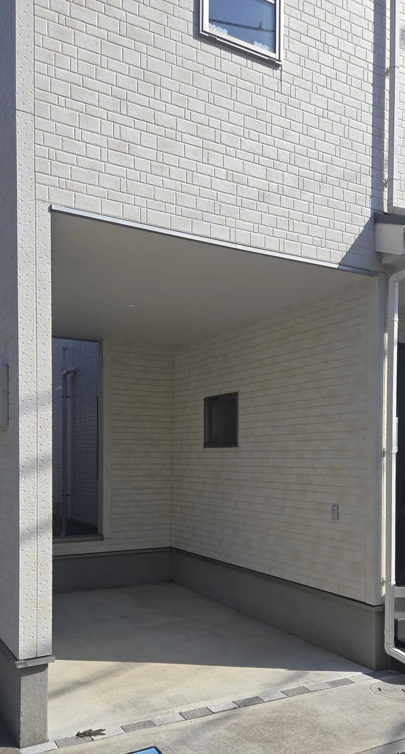 八王子市の戸建て住宅で、シャッターを付ける前のビルトインガレージの開口部