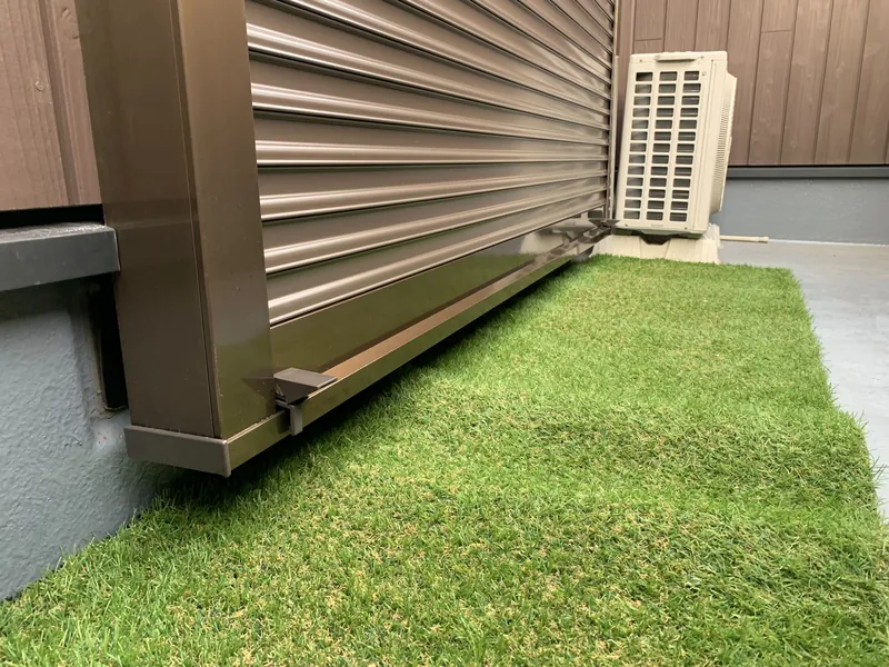 日野市の住宅で寝室の窓に後付けした電動窓シャッターの下部（閉めた状態）