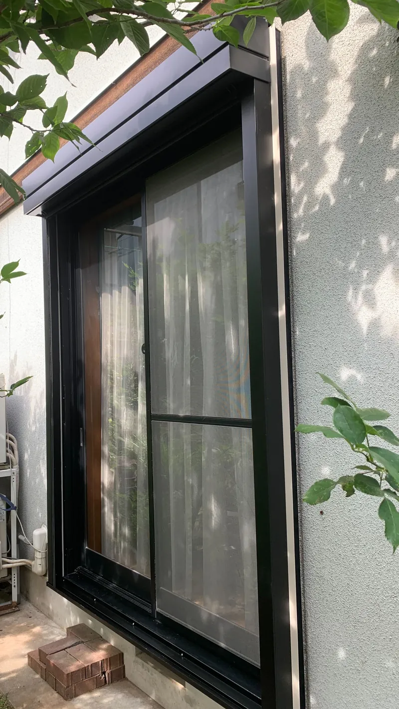 板橋区の法人の建物で取り付けた電動窓シャッター（開けた状態）