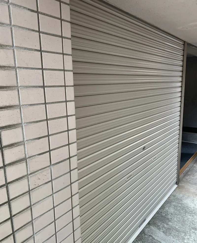 板橋区の倉庫で中身を交換した手動の軽量シャッター。工事完了報告の写真