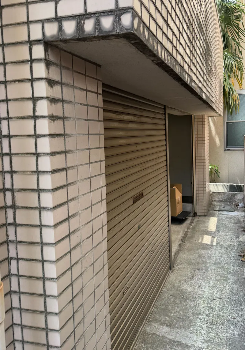 板橋区の建物裏側にある倉庫の手動シャッター（工事前）