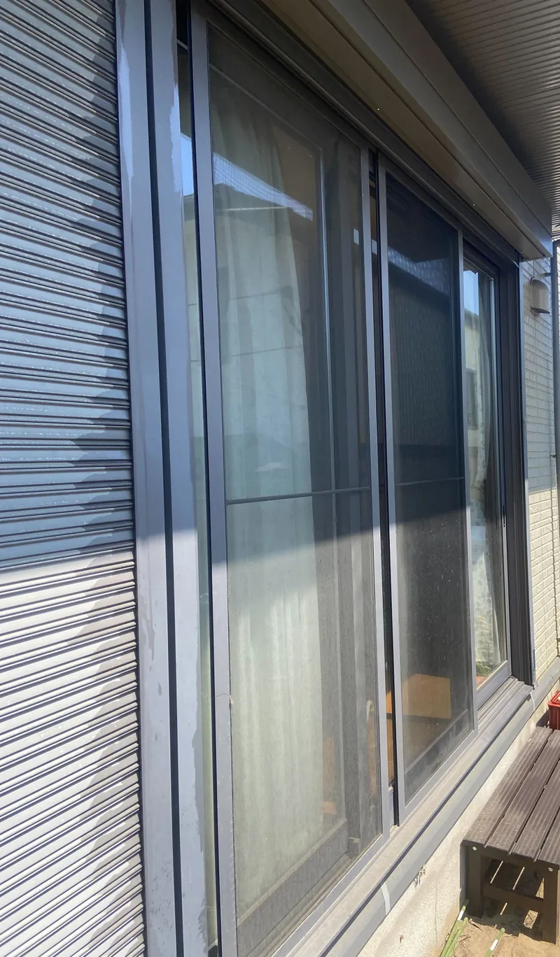 鎌ケ谷市の住宅で、開閉機を交換した電動窓シャッターのケースと窓（シャッターを開けた状態）