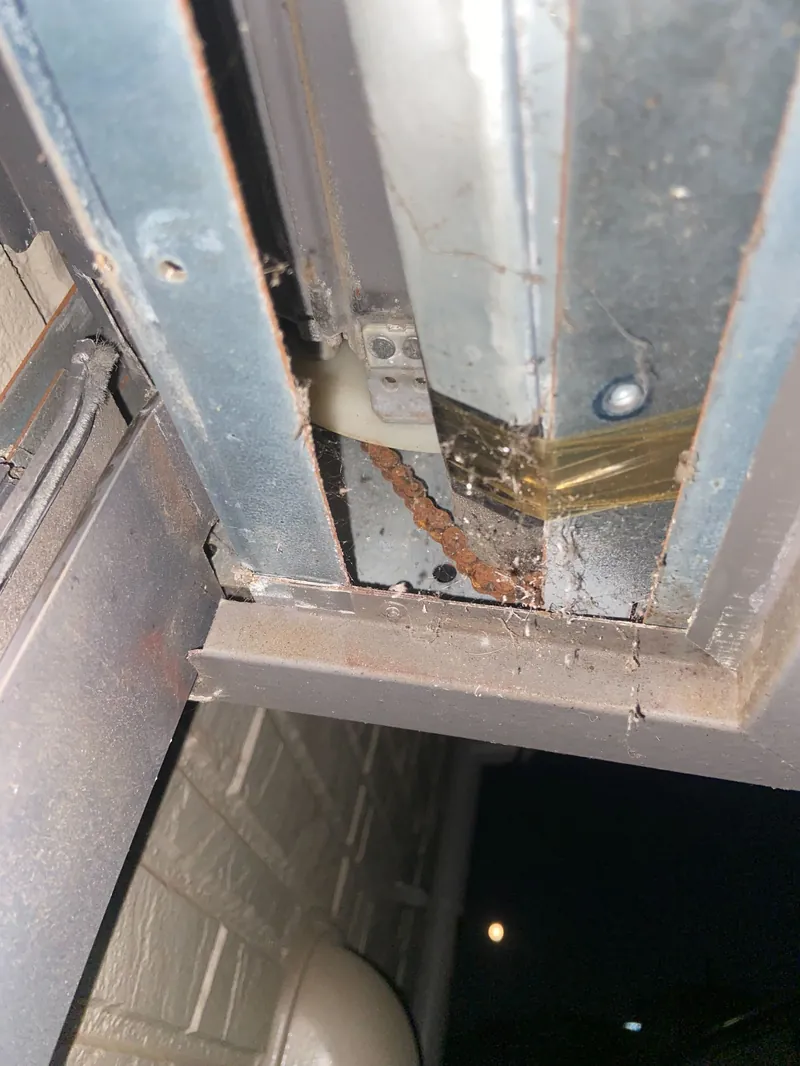鎌ケ谷市の住宅で、現地確認時に写した窓シャッターのケース内部（さびの出たチェーン）