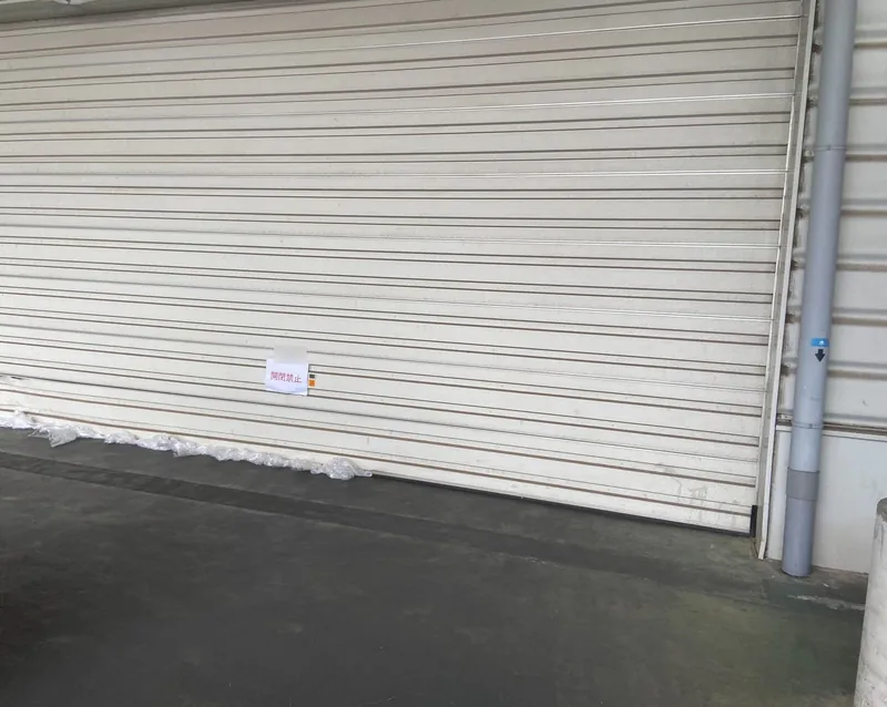 川越市の工場で、フォークリフトがぶつかり最下段が歪んだ手動オーバースライダー