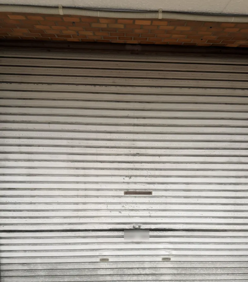国分寺市の店舗で、鍵本体を交換した手動シャッター。工事後の写真