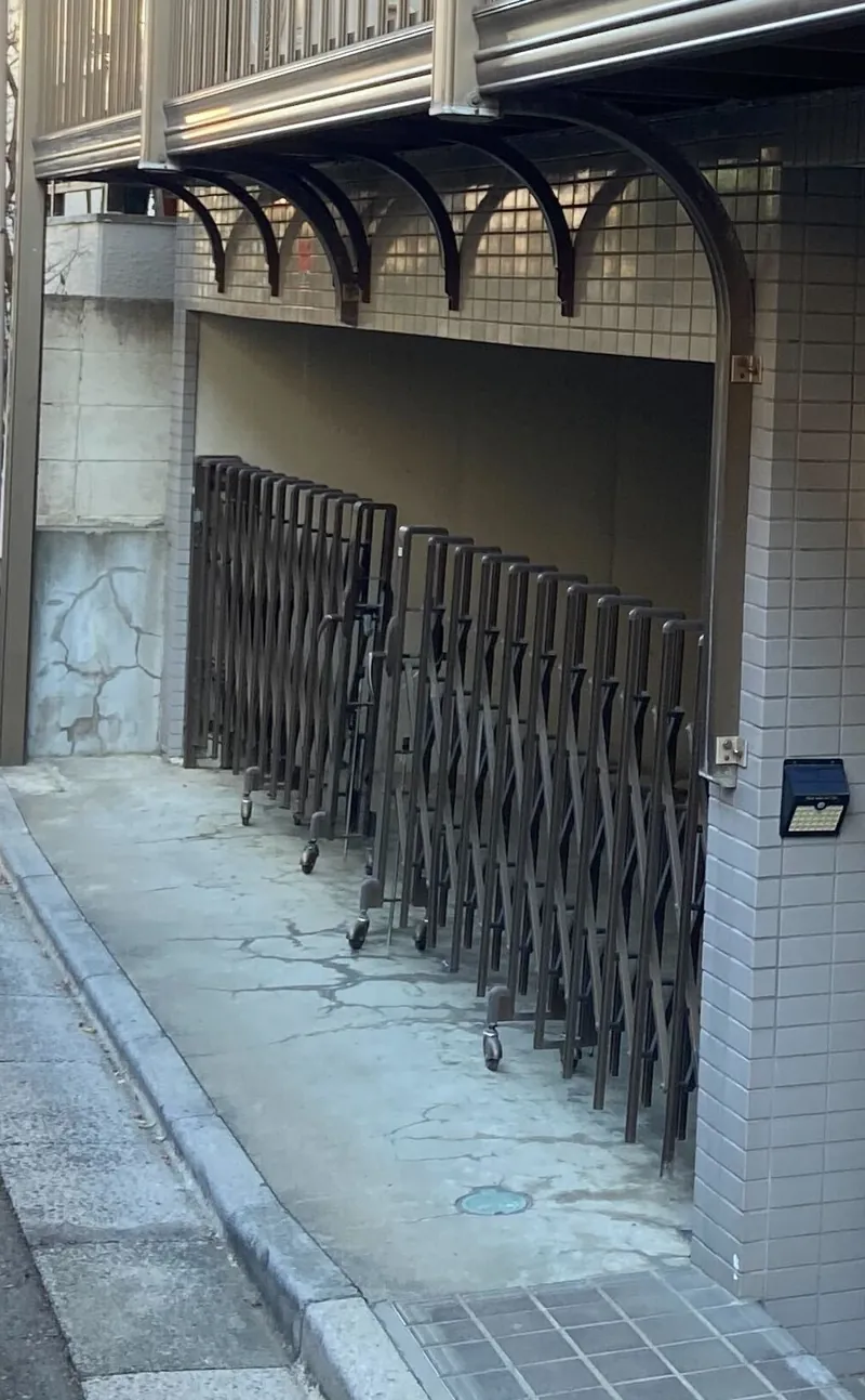 練馬区の物件で、シャッターを付ける前の半地下ガレージの開口部