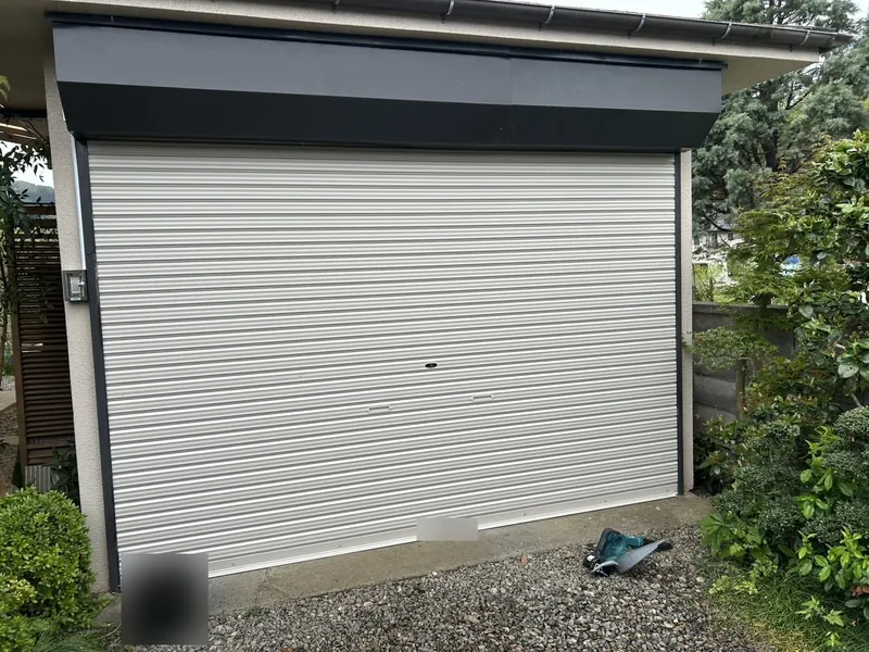 青梅市の住宅ガレージで、電動化してスラットを新しくしたシャッター（閉めた状態）