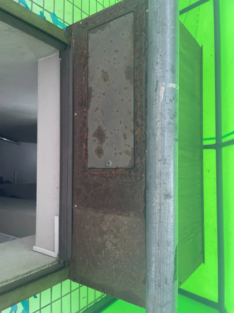 大田区の法人の建物入口で、さびが出ていた既存のシャッターケース