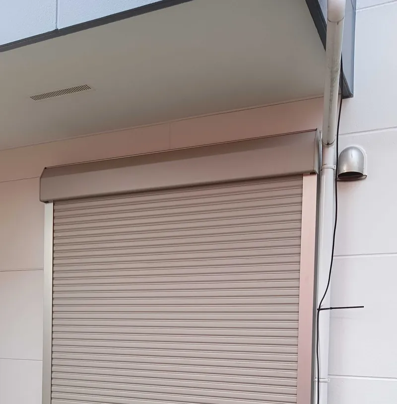 相模原市南区の住宅で、開閉機を交換した電動窓シャッター（閉めた状態）
