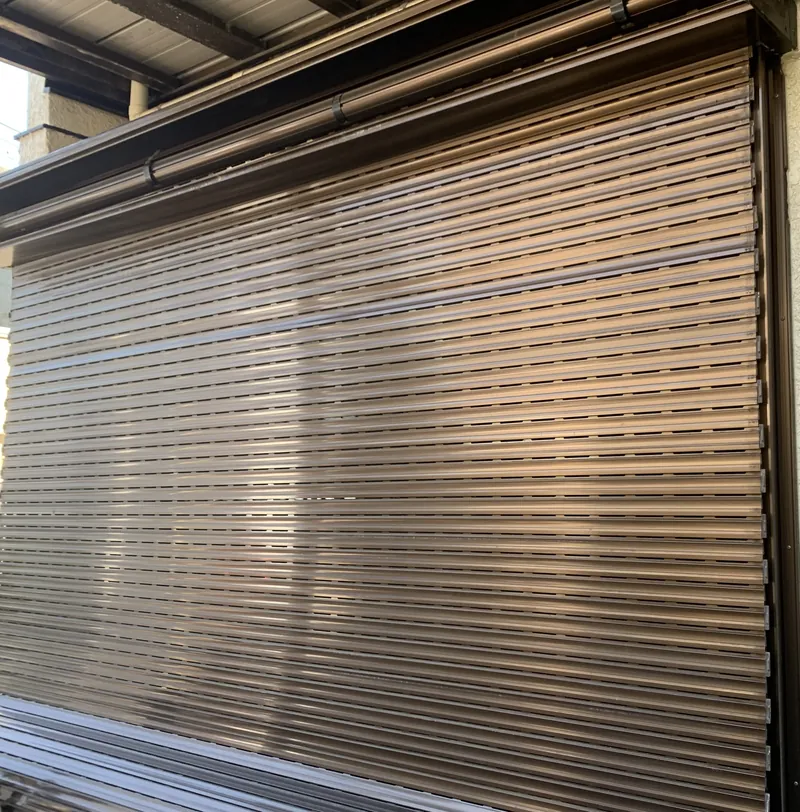 世田谷区の賃貸住宅で中身を交換した掃き出し窓の電動シャッター。工事完了報告の写真