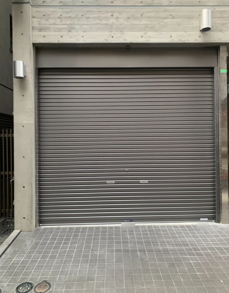 渋谷区のビル1階に新設した、車両出入口用の軽量手動シャッター（閉めた状態）